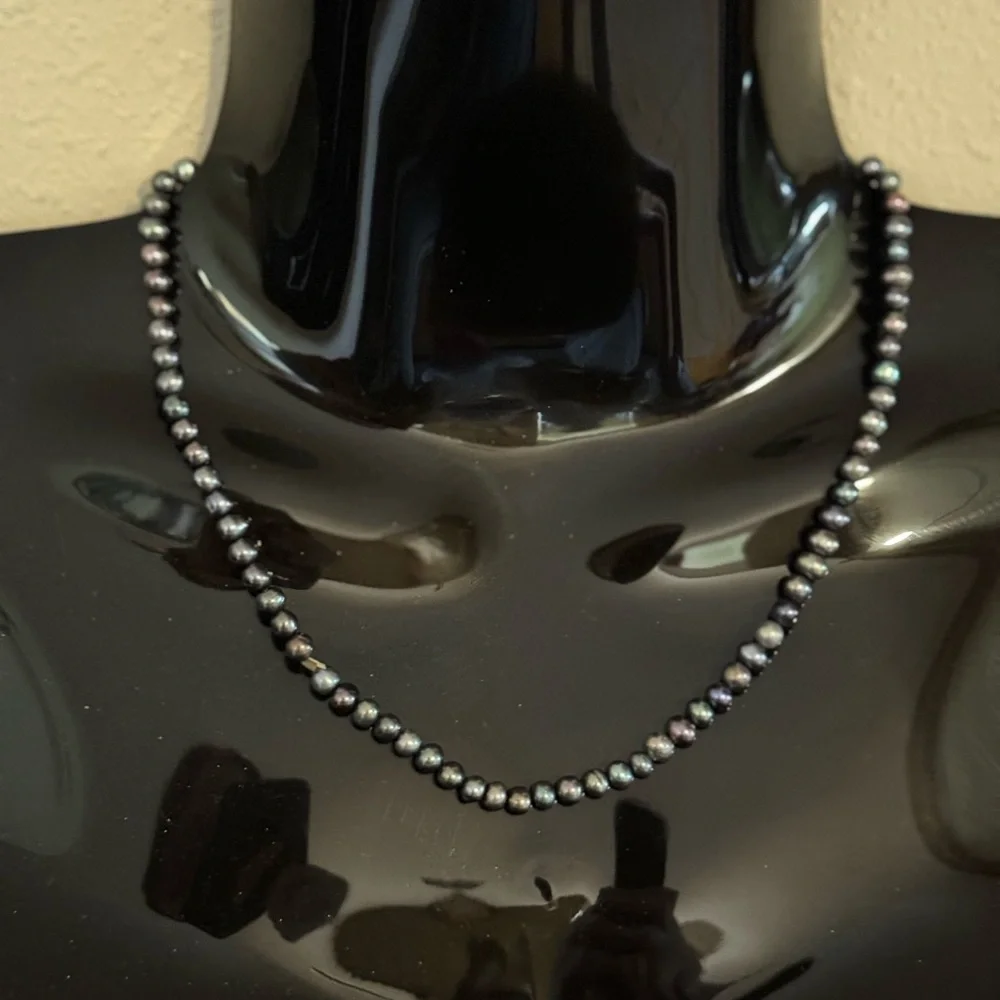 Black pearl necklace -faux - Picture 3 of 3